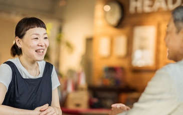 “37サロン代表前田晴代さんとお客さん”