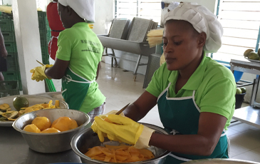 “マンゴーをカットしている様子”