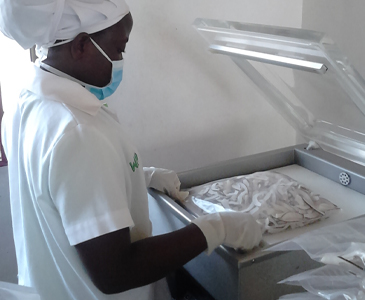 “丁寧にパッキングをする現地スタッフ”