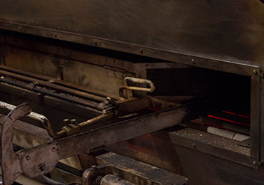 下からのぞく赤い火のようなものが見えますか