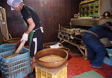 焙煎が終わると、次の工程へ