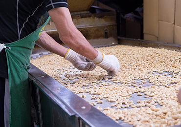 地道な工程も素早く丁寧に
