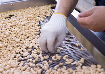 砕けたナッツを取り除いていきます