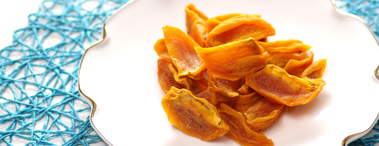 お皿に盛られたドライ蜂屋柿