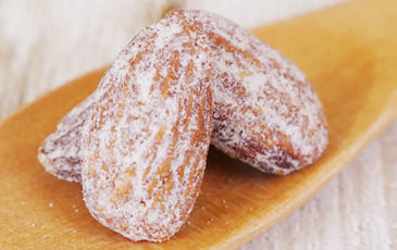 “粉糖をまぶしたようなハニーバターアーモンド”