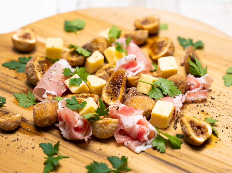 ドライいちじくと生ハム、フレッシュハーブ、スモークチーズのサラダ