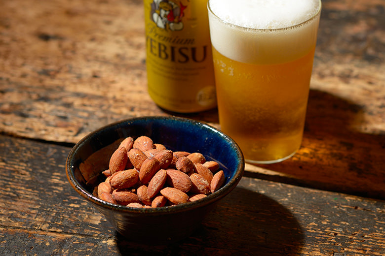 塩にもこだわった「濃い塩アーモンド」