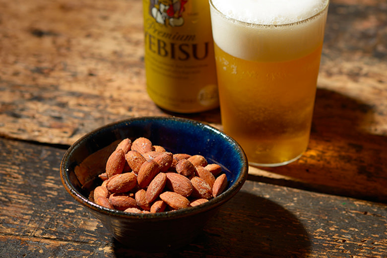 塩にもこだわった「濃い塩ミックスナッツ」