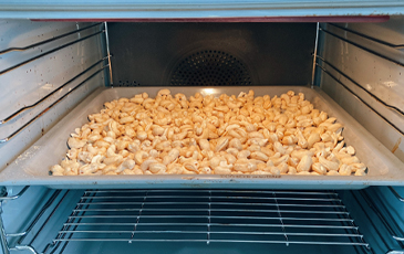 “ローストされるカシューナッツ”