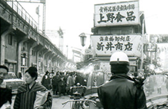 東京・アメヤ横丁（現在の上野アメ横）の様子